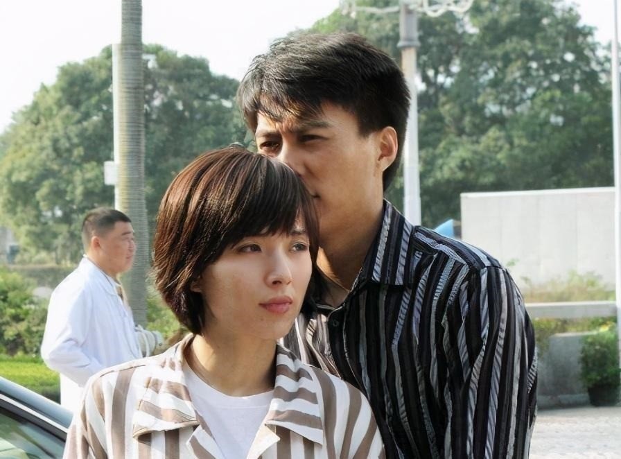 与二婚妻子相守11年，演20年配角终成名，靳东到底有何本事？ 第43张