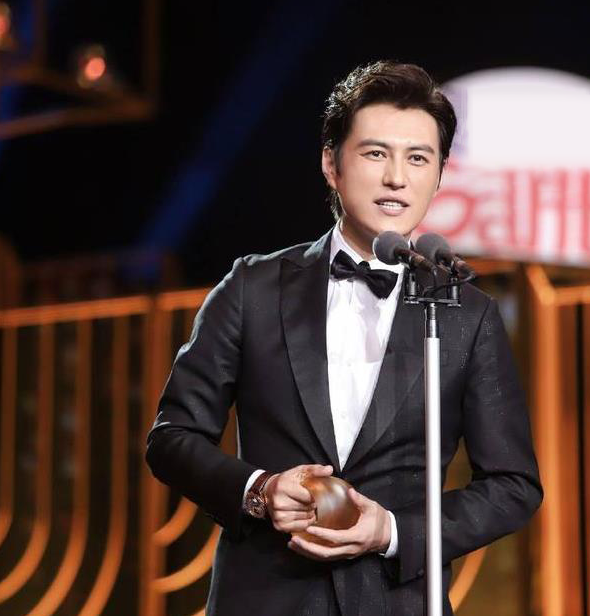 与二婚妻子相守11年，演20年配角终成名，靳东到底有何本事？ 第61张