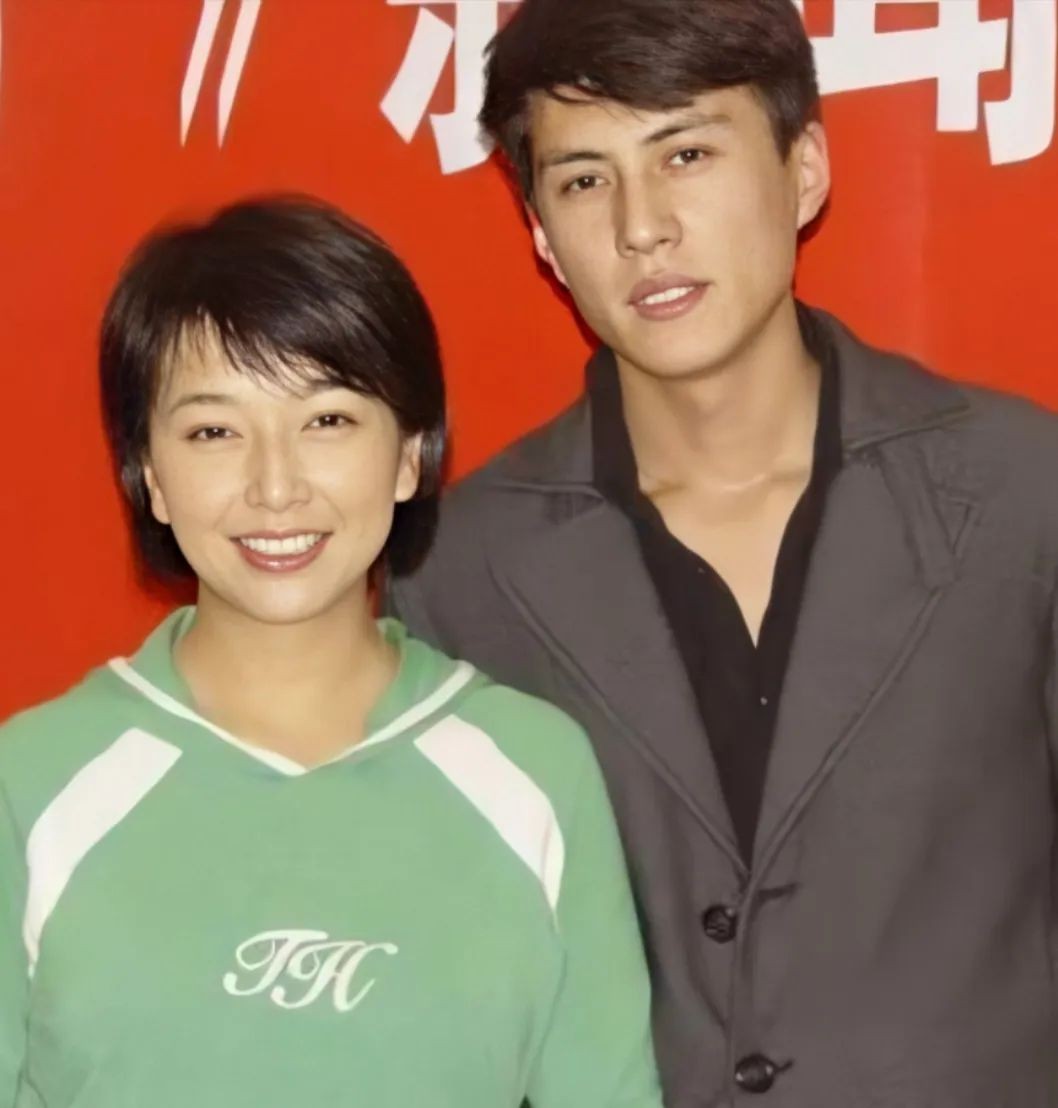 与二婚妻子相守11年，演20年配角终成名，靳东到底有何本事？ 第37张