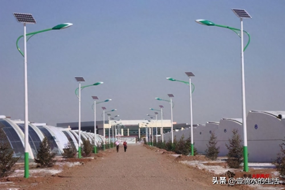 太阳能灯300瓦的多少钱（农村太阳能路灯价格） 第1张