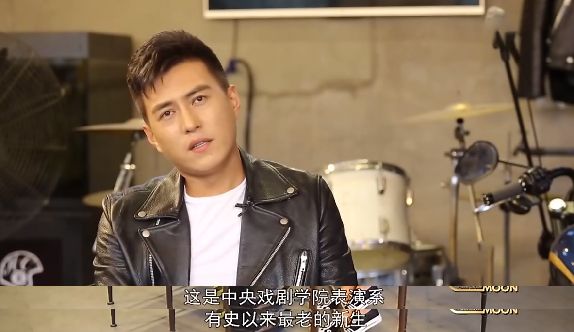 与二婚妻子相守11年，演20年配角终成名，靳东到底有何本事？ 第3张