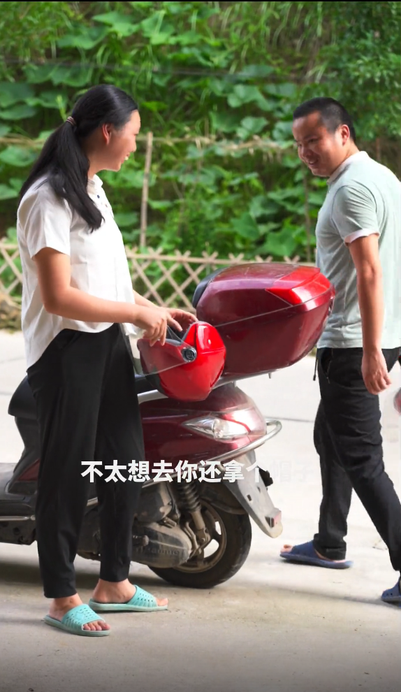 断更56天后，牛爱芳疑换专业团队，假胡子龅牙重现，网友：又试水 第13张