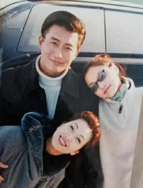 与二婚妻子相守11年，演20年配角终成名，靳东到底有何本事？ 第35张