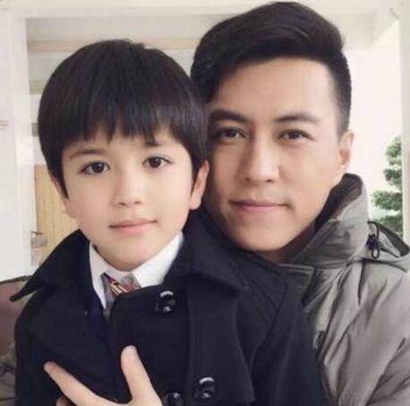 与二婚妻子相守11年，演20年配角终成名，靳东到底有何本事？ 第57张