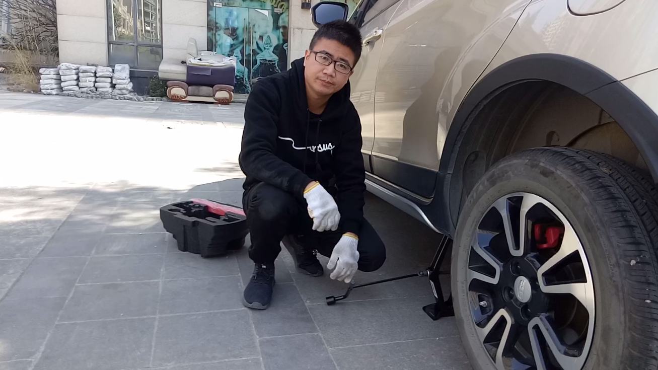千斤顶到底如何使用？老司机手把手演示正确做法，新手一学就会 第1张