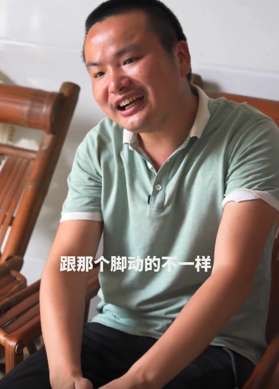 断更56天后，牛爱芳疑换专业团队，假胡子龅牙重现，网友：又试水 第23张