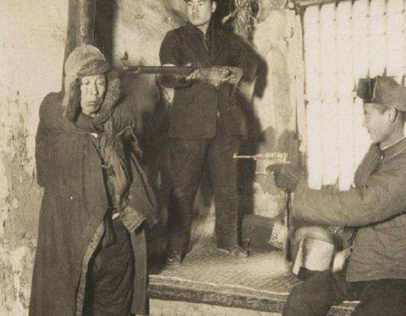 1925年，女匪“驼龙”被枪决，行刑前身穿丝绸旗袍，高喊我不怕死 第27张